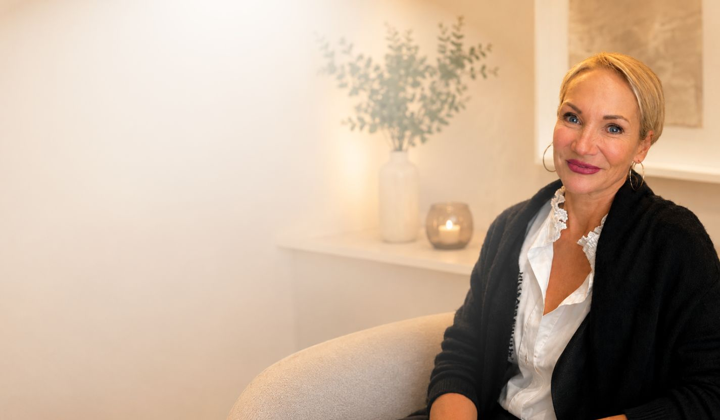 Anke Ames, Seelenbegleiterin und Leiterin der SoulMe Family, in ihrem hellen Arbeitsraum