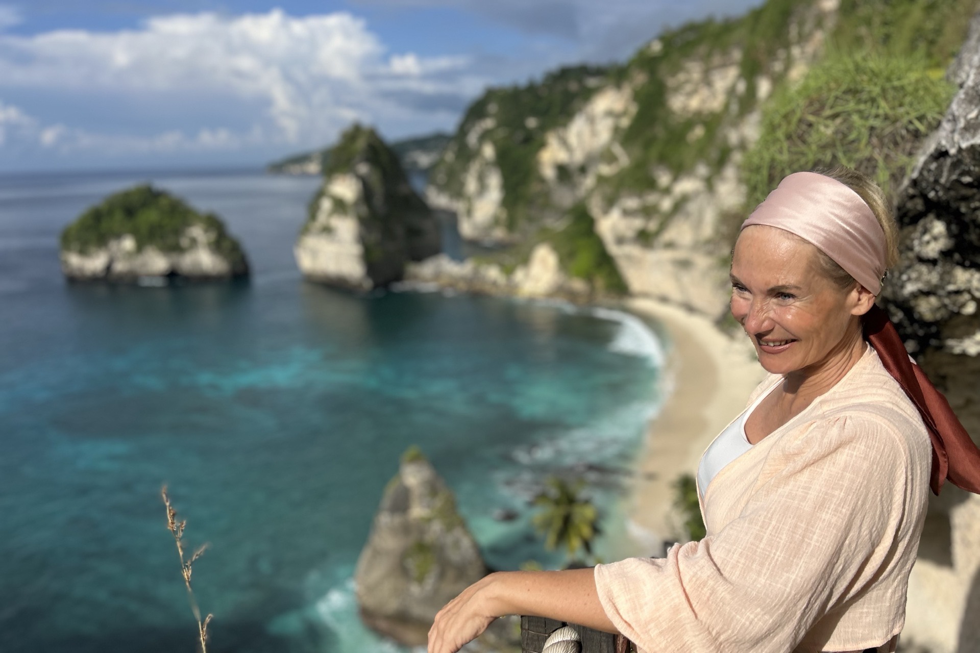 Anke Ames, Leiterin der SoulMe Akademie für Spirituelle Intelligenz, an der Küste mit weitem Blick aufs Meer